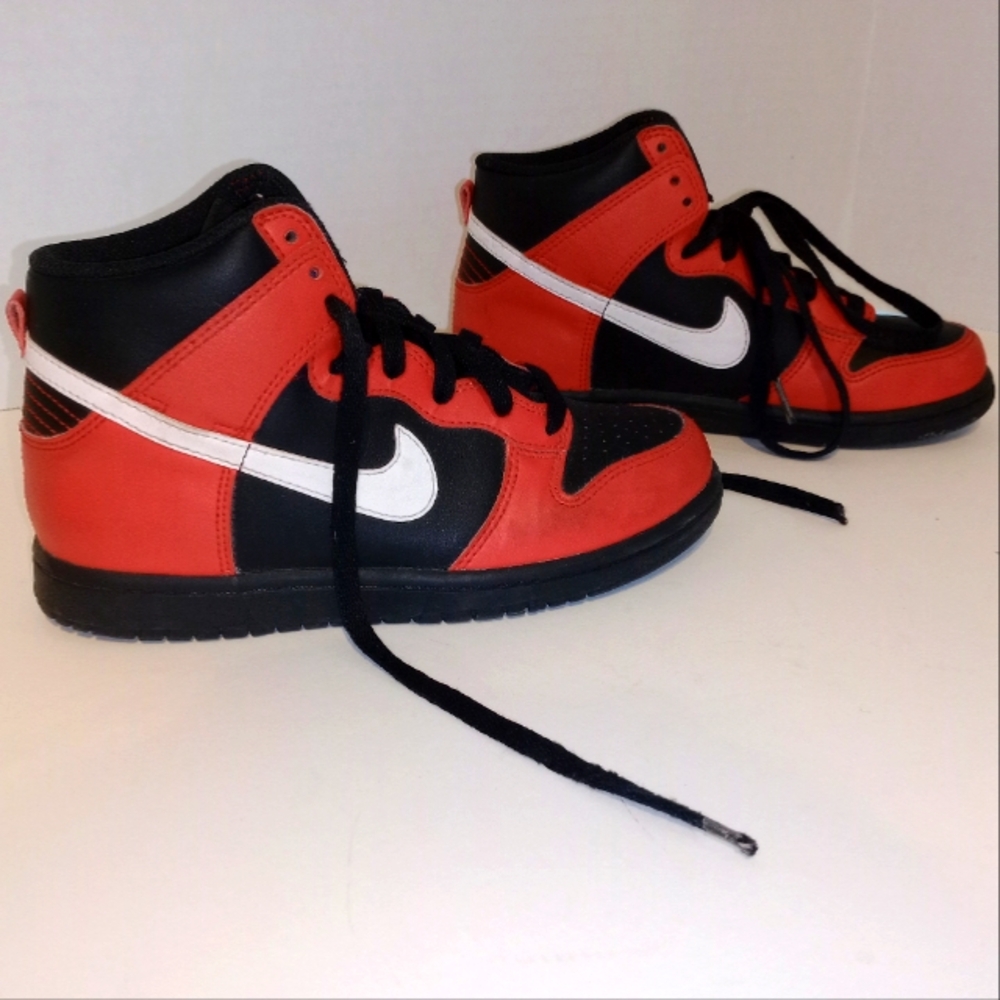 NIKE SZ.‎ 2Y. Red & Black HighTops